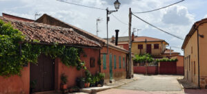 Las fachadas de las casas de Ribota muestran su característico color rojizo.