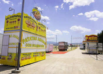 LLegada de puestos y atracciones al recinto ferial de La Albuera. / HÉCTOR CRIADO