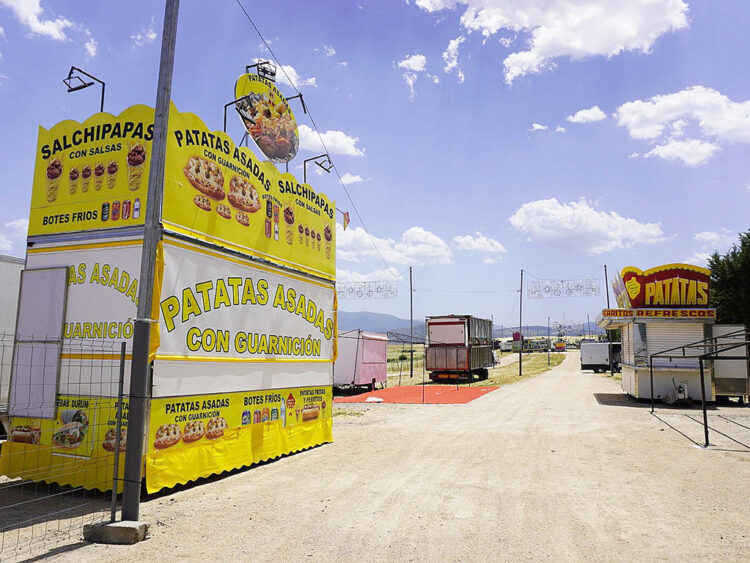 Las puestos y las atracciones llegan al recinto ferial de La Albuera 1 LLegada de puestos y atracciones al recinto ferial de La Albuera. / HÉCTOR CRIADO