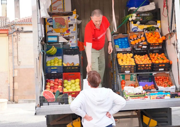 Relevacyl emprendimiento, un apoyo indispensable 1 Un encargado de una frutería, atendiendo a un cliente.