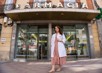 Lola Palomo, al frente de su farmacia, situada en la calle José Zorrilla, en Segovia.
