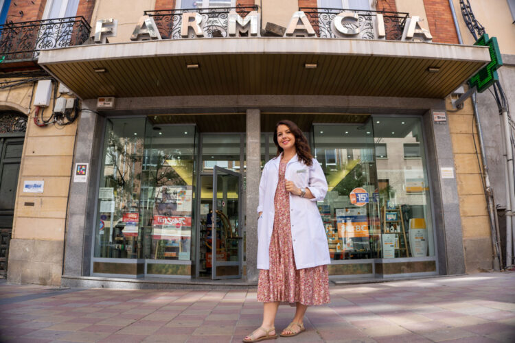 “Siempre me imaginé detrás de un mostrador con una bata blanca” 1 Lola Palomo, al frente de su farmacia, situada en la calle José Zorrilla, en Segovia.