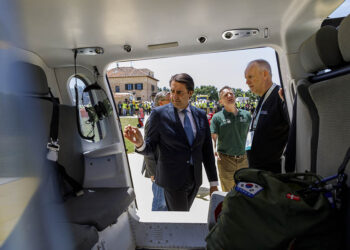 El consejero de Medio Ambiente, Juan Carlos Suárez-Quiñones, y el director de Eustafor, Juha Niemelä, en la base forestal de Las Casillas, en Riaza. / NACHO VALVERDE - ICAL