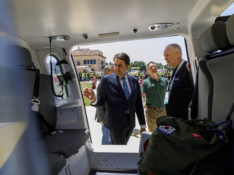 El consejero de Medio Ambiente, Juan Carlos Suárez-Quiñones, y el director de Eustafor, Juha Niemelä, en la base forestal de Las Casillas, en Riaza. / NACHO VALVERDE - ICAL