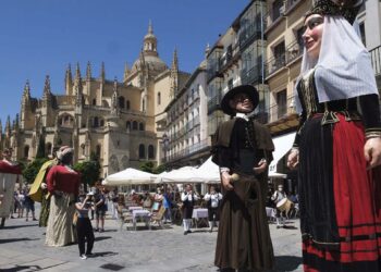 Los gigantes que recorren la ciudad el 24 de junio tienen más de cien años, y este año les acompañará el benjamín de la familia, el cabezudo recién nacido Silverio.