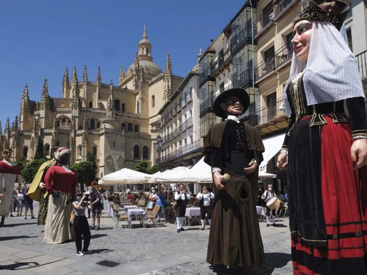 Los gigantes que recorren la ciudad el 24 de junio tienen más de cien años, y este año les acompañará el benjamín de la familia, el cabezudo recién nacido Silverio.