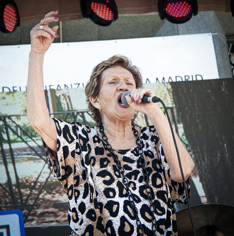 Shelly sorprendió a todos los asistentes con su vitalidad y su increíble poderío vocal.