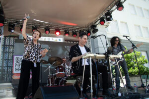 Shelly junto a Columbus 3, los músicos que se encontraban tocando en el hospital para los pacientes.