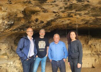 Gonzalo Santonja posa junto a los técnicos en el yacimiento descubierto.