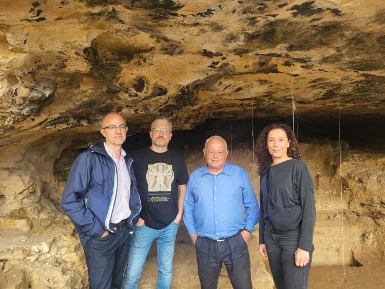 Gonzalo Santonja posa junto a los técnicos en el yacimiento descubierto.