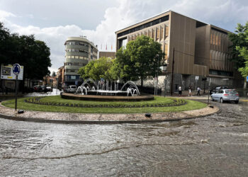 La tormenta deja acumulaciones de agua en diversos puntos de Segovia. / HÉCTOR CRIADO