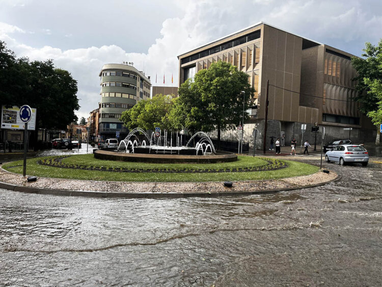 Las fuertes lluvias y las rachas de viento dejan incidencias en Segovia 1 La tormenta deja acumulaciones de agua en diversos puntos de Segovia. / HÉCTOR CRIADO