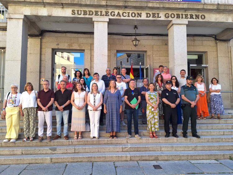 Minuto de silencio por la mujer asesinada en Asturias 1 Minuto de silencio en la subdelegación del gobierno./SUBDELEGACIÓN DEL GOBIERNO DE SEGOVIA