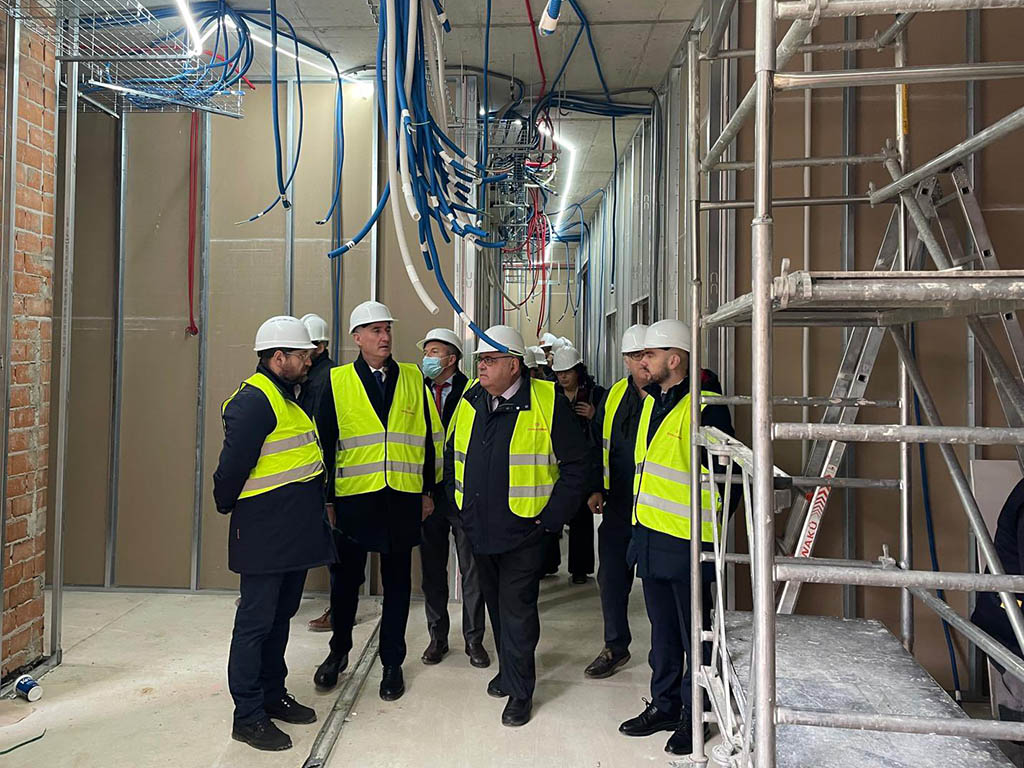 Las obras del Centro de Salud de Nueva Segovia cumplen un año con vistas a ofrecer servicio en primavera 2 El consejero de Sanidad, Alejandro Vázquez, visita las obras, junto al alcalde de Segovia, José Mazarías. / JCYL