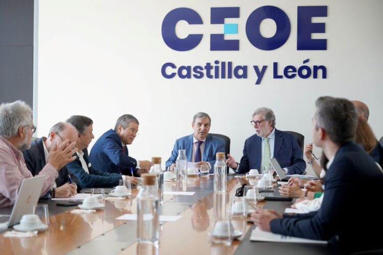 La logística supone el 3,6% del PIB autonómico, con 38.000 empleados 1 El Consejero de Movilidad y Transformación Digital en la CEOE. / ICAL