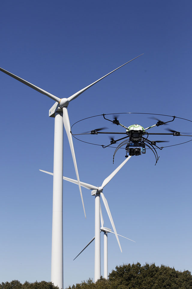 Más digitales y sostenibles ante los retos del siglo XXI 2 Aracnocóptero inspecciona los aerogeneradores de un parque eólico de Iberdrola en Castilla y León.