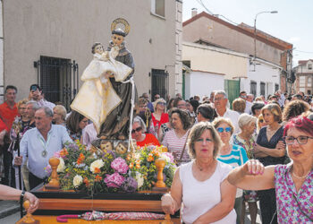 El municipio segoviano de Navas de Oro acompaña a su patrón, San Antonio de Padua, en procesión al son de dulzaina y tamboril.