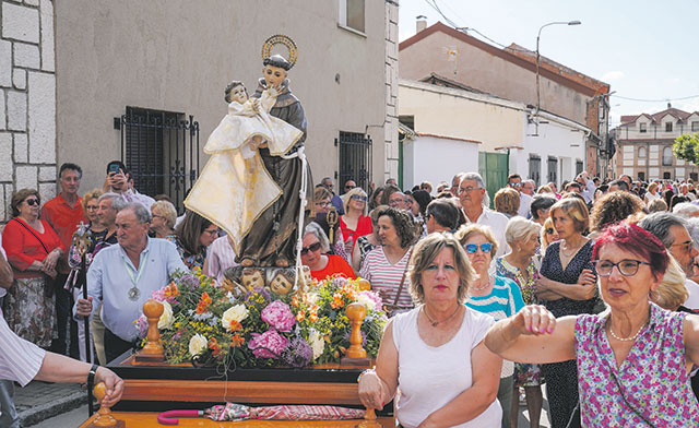 El municipio segoviano de Navas de Oro acompaña a su patrón, San Antonio de Padua, en procesión al son de dulzaina y tamboril.
