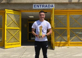 Rodrigo Santa Elena posa con el trofeo en Soria./E.A