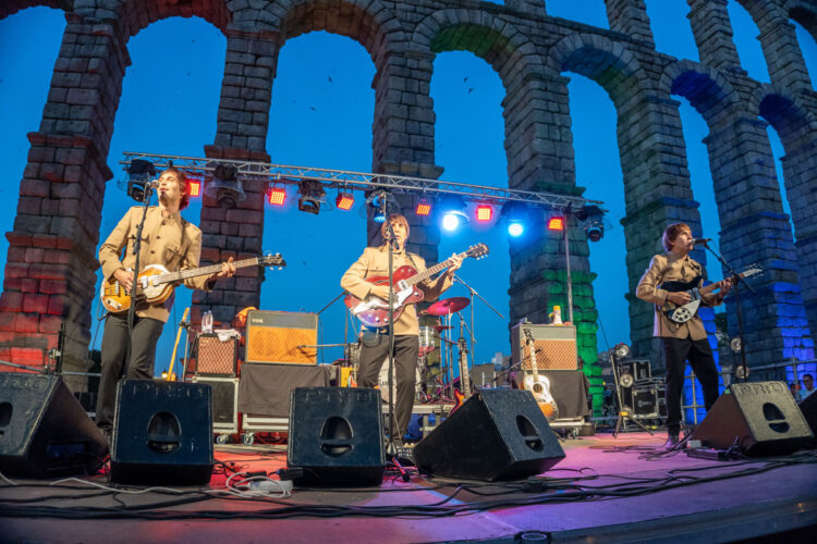 Los conciertos de la recta final de Fiestas cosechan un gran éxito 1 Tributo a The Beatles de The Flaming Shakers en la Plaza del Azoguejo.