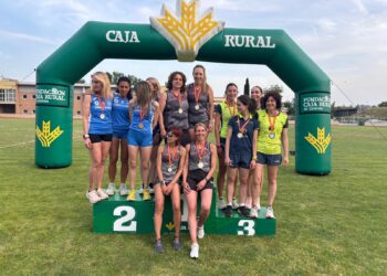 El equipo femenino de relevos del Velox posa como campeón./BLUME-VELOX