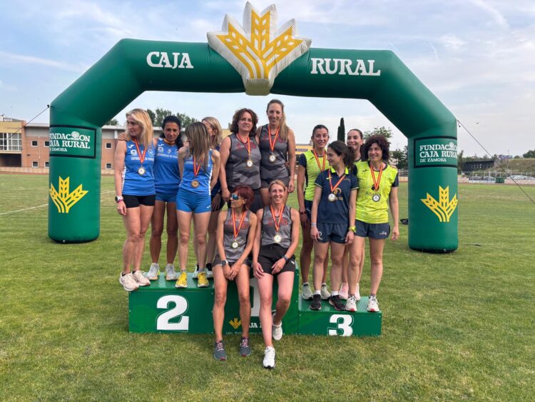 El equipo femenino de relevos del Velox posa como campeón./BLUME-VELOX