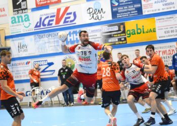Gedeón Guardiola durante una acción durante un partido celebrado en el Guerreros Naveros con la camiseta del Balonmano Nava./AMADOR MARUGÁN