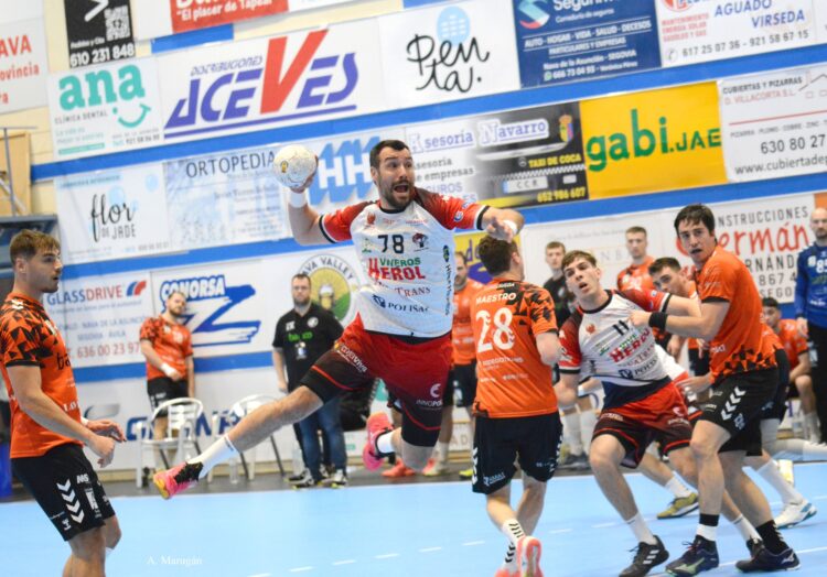 El adiós de un navero Hispano 1 Gedeón Guardiola durante una acción durante un partido celebrado en el Guerreros Naveros con la camiseta del Balonmano Nava./AMADOR MARUGÁN