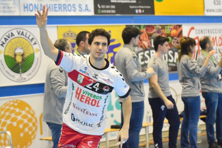 Óscar Marugán celebra un gol con el Viveros Herol Nava en un encuentro en el Guerreros Naveros./AMADOR MARUGÁN