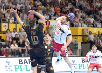 Alexander Tioumentsev busca el lanzamiento durante un instante del duelo frente al BM Granollers./AMADOR MARUGÁN