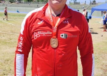 José Miguel García posa con la medalla durante la cita en Aluche./CAS