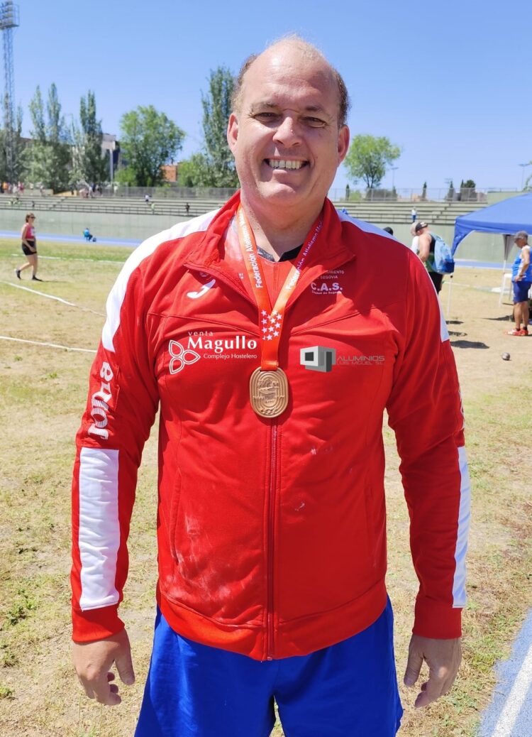 José Miguel García posa con la medalla durante la cita en Aluche./CAS
