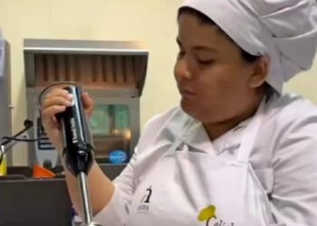 Lucía Benavides, durante la preparación del Mejor Plato del Concurso./ CELICHEF