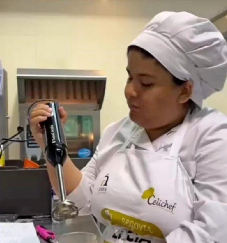 Cocina con sensibilidad 1 Lucía Benavides, durante la preparación del Mejor Plato del Concurso./ CELICHEF