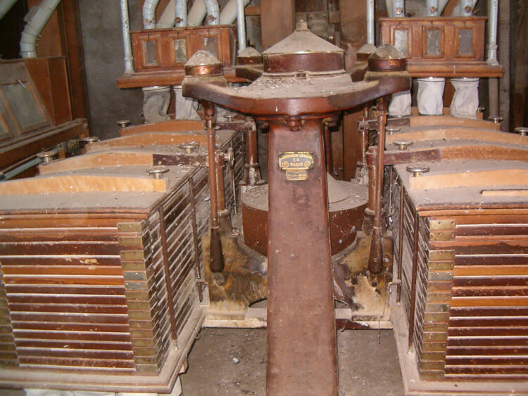 Los cernedores se utilizan para separar las impurezas y los grumos de la harina.