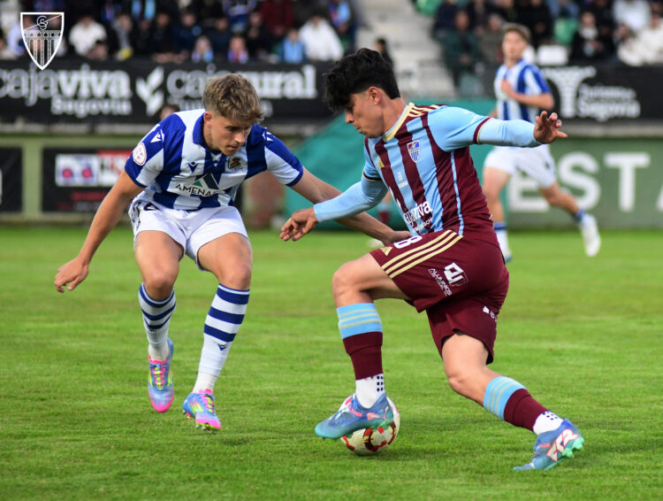 Doble salida en la Segoviana 1 Marcel Céspedes durante un instante del duelo entre Segoviana y Real Sociedad ‘B’./JUAN MARTÍN-G.SEGOVIANA
