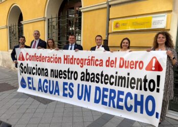 El equipo de gobierno presenta en la sede de la CHD en Valladolid 2.500 firmas de los vecinos / AYTO. EL ESPINAR