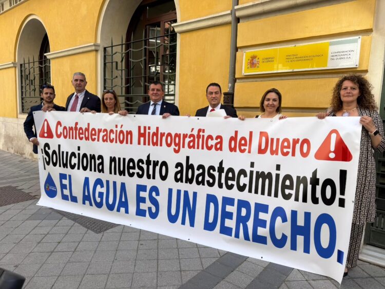El Espinar presenta en la CHD 2.500 firmas para suspender el vaciado de El Tejo 1 El equipo de gobierno presenta en la sede de la CHD en Valladolid 2.500 firmas de los vecinos / AYTO. EL ESPINAR