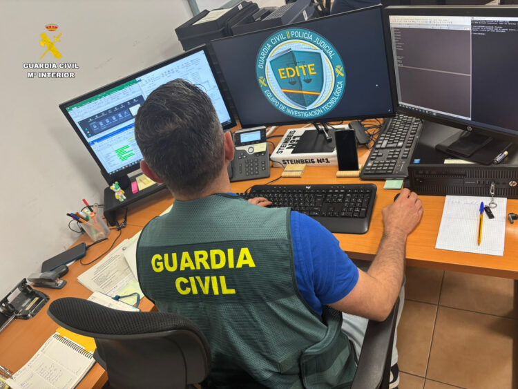 Detenido por un delito de ciberestafa a una empresa agrícola de Carbonero El Mayor 1 Detenido un hombre como presunto autor de una ciberestafa cometida por el método 'BEC' / GUARDIA CIVIL