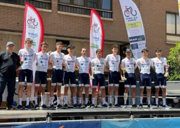 El equipo alicantino Saxun-Extrusax-Primoti, posa como ganador por equipos del 29º Trofeo José Luis de Santos./E.A