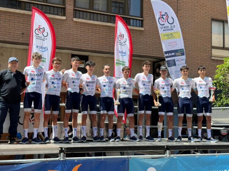 Segovia, capital del ciclismo junior por un fin de semana 1 El equipo alicantino Saxun-Extrusax-Primoti, posa como ganador por equipos del 29º Trofeo José Luis de Santos./E.A