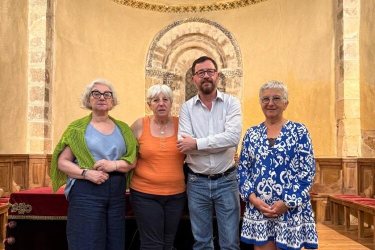 San Quirce clausura sus ‘Martes’ recordando a dos segovianos exiliados 1 Las descendientes de los protagonistas junto a Diego Conte. / SAN QUIRCE