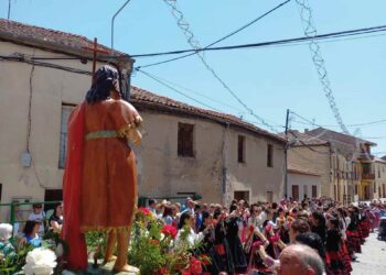 San Juan procesiona por las calles de Carbonero.