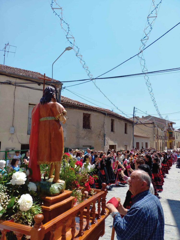 Los vecinos de Carbonero invitan a todos los segovianos a sus Fiestas de San Juan 1 San Juan procesiona por las calles de Carbonero.
