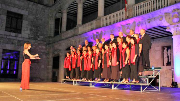 ‘Así cantan los corales’ vuelve los sábados de julio con tres conciertos en Cuéllar 1 Coral Cuellarana en la actuación final del ciclo ‘Así Cantan las Corales’ en una imagen de archivo.