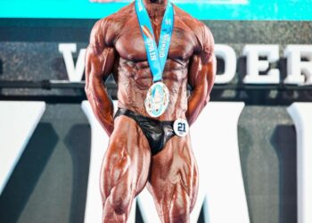 Jesús Pérez posa con la medalla de oro durante la cita en Alicante./E.A