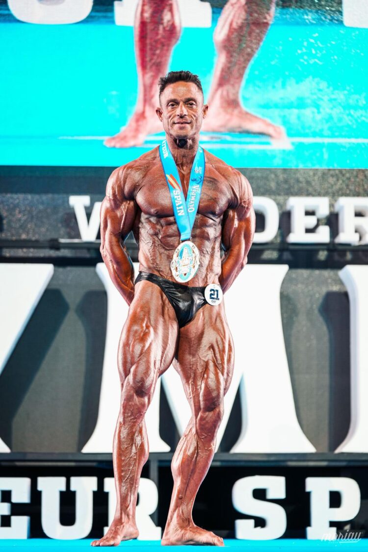 Jesús Pérez posa con la medalla de oro durante la cita en Alicante./E.A