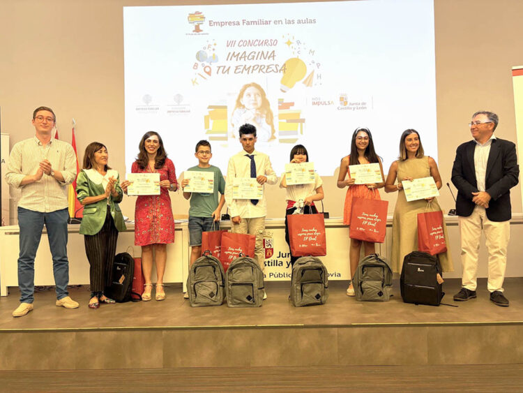 Alumnos del CEIP 'Santa Clara', de Cuéllar, reciben el premio del Concurso 'Imagina tu empresa' 1 Entrega del premio del Concurso ‘Imagina tu empresa’. / EFCL