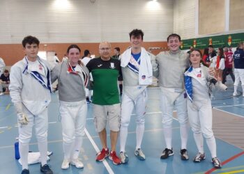 La delegación del club segoviano posa en la cita con las medallas./CESG