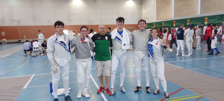 La delegación del club segoviano posa en la cita con las medallas./CESG